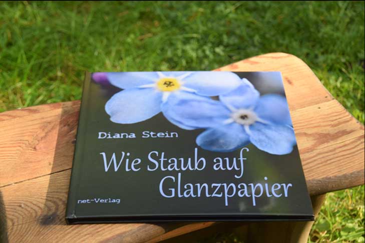 Buchcover Wie Staub auf Glanzpapier mit Vergissmeinnicht im Hintergrund